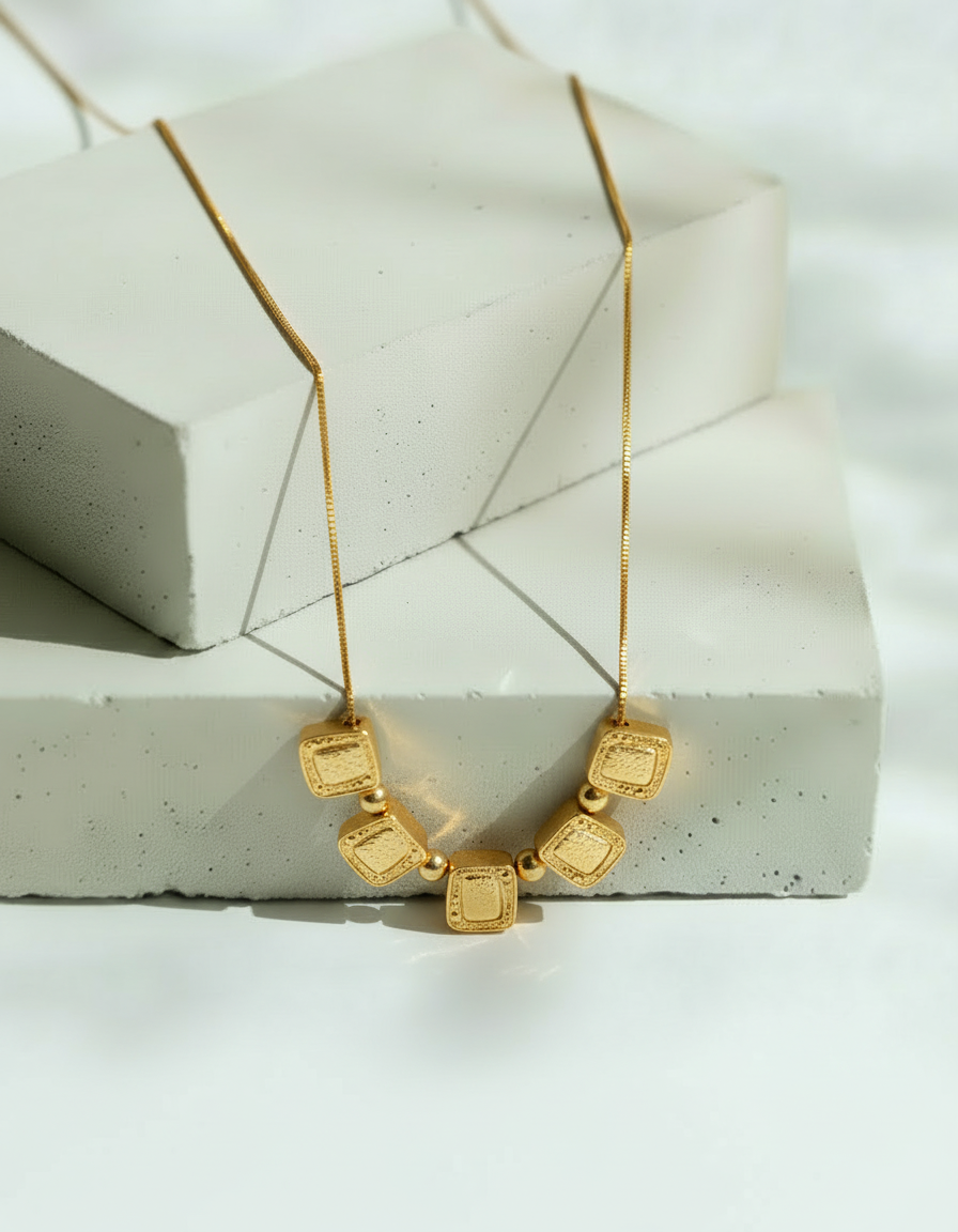 Collar Dorado 5 Cuadrados - Acero Inoxidable