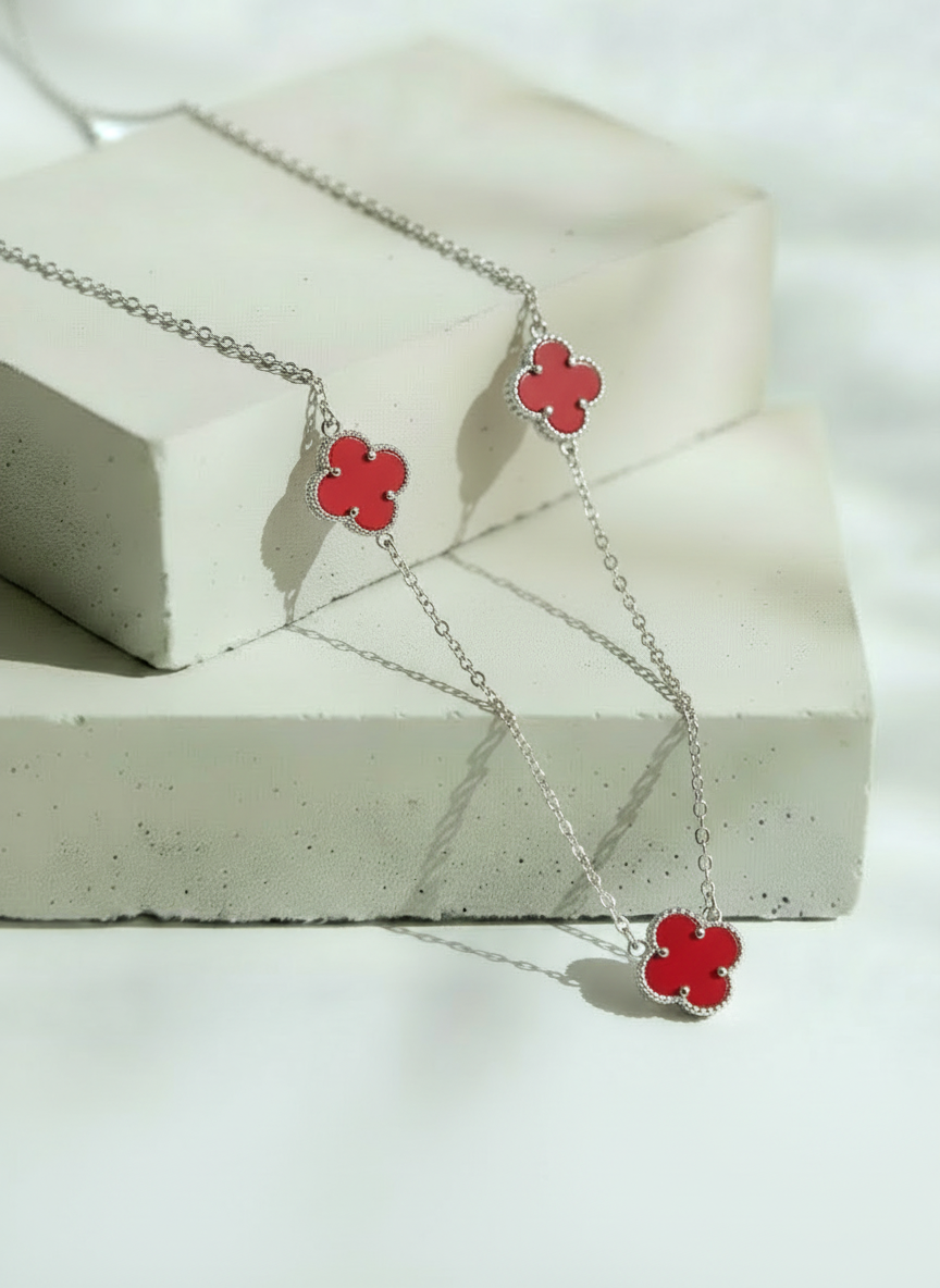 Collar Plateado con Tréboles Rojos – Plata Italiana