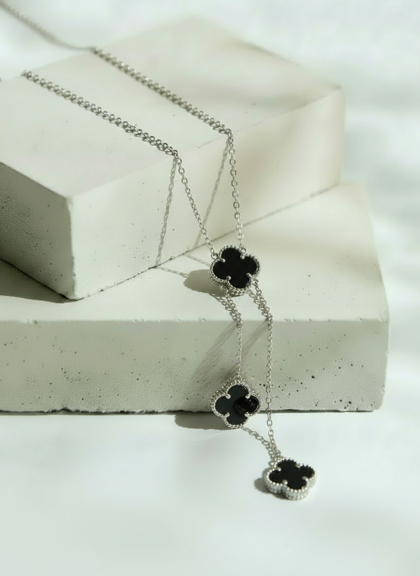 Collar Plateado con Tréboles Negros – Plata Italiana