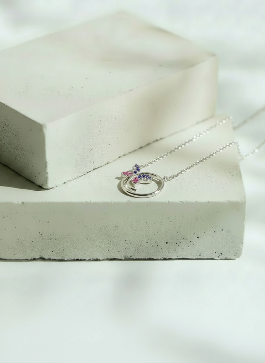 Collar Plateado con Mariposa en Círculo – Plata Italiana