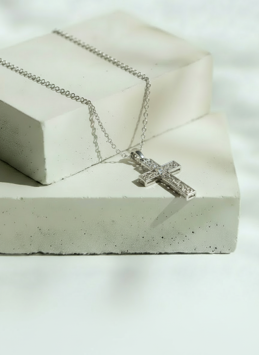 Collar Plateado Cruz con Brillos y Grecas – Plata Italiana