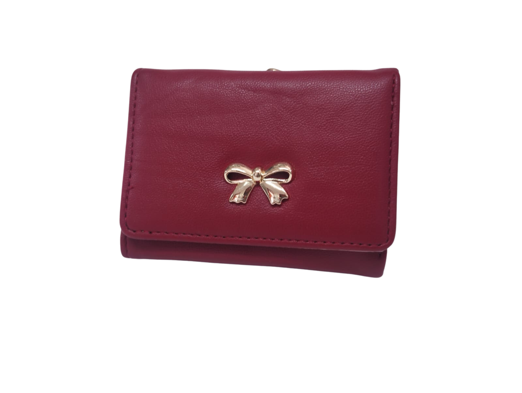 Cartera roja con broche de moñito dorado e interior rosa y corazón - Vinipiel
