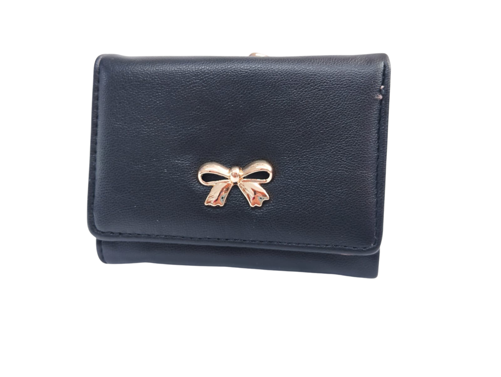 Cartera negra con broche de moñito dorado e interior rosa y corazón - Vinipiel