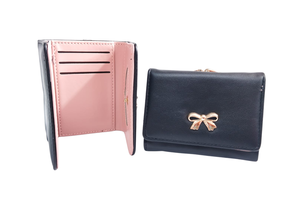 Cartera negra con broche de moñito dorado e interior rosa y corazón - Vinipiel