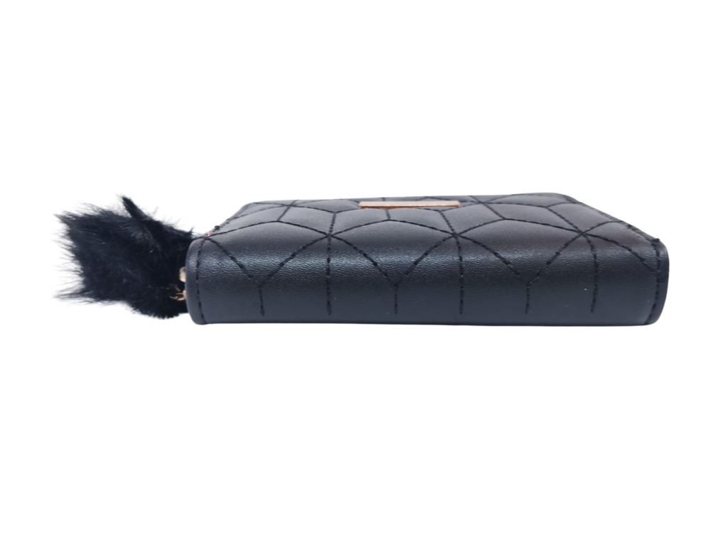 Cartera negra con formas geométricas y colgante de peluche - Vinipiel
