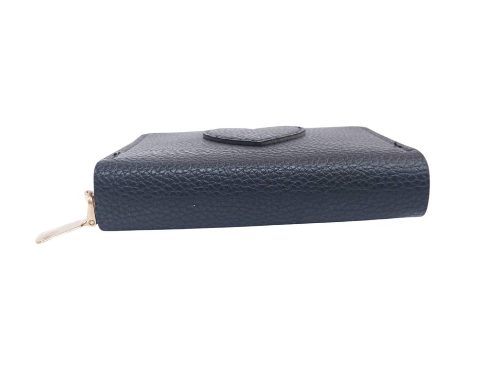 Cartera negra con textura y corazón al centro - Vinipiel