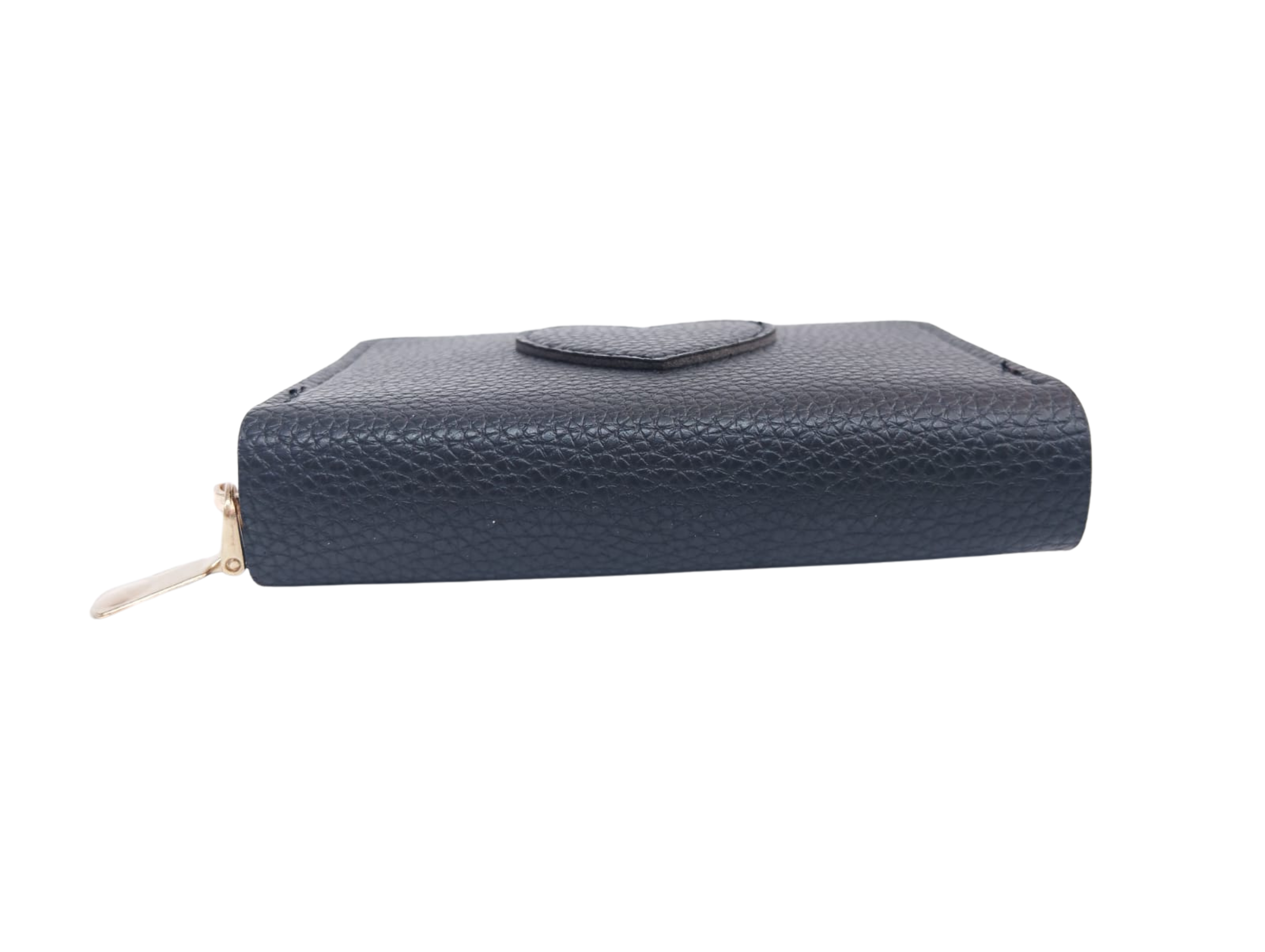 Cartera negra con textura y corazón al centro - Vinipiel