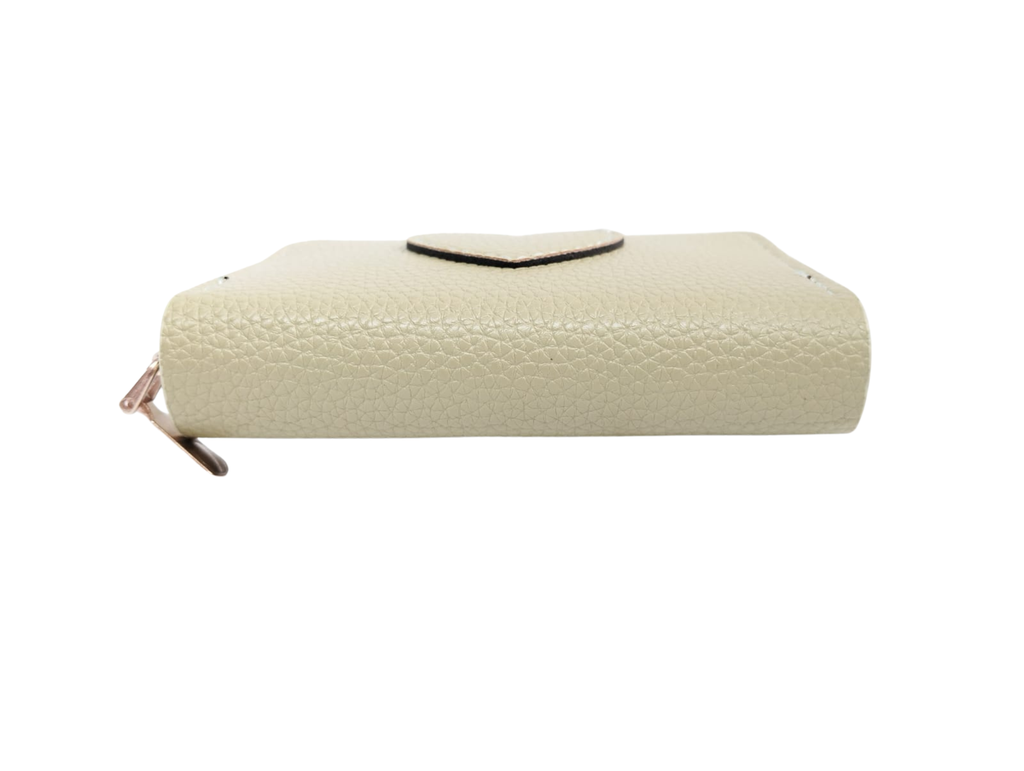 Cartera verde con textura y corazón al centro - Vinipiel