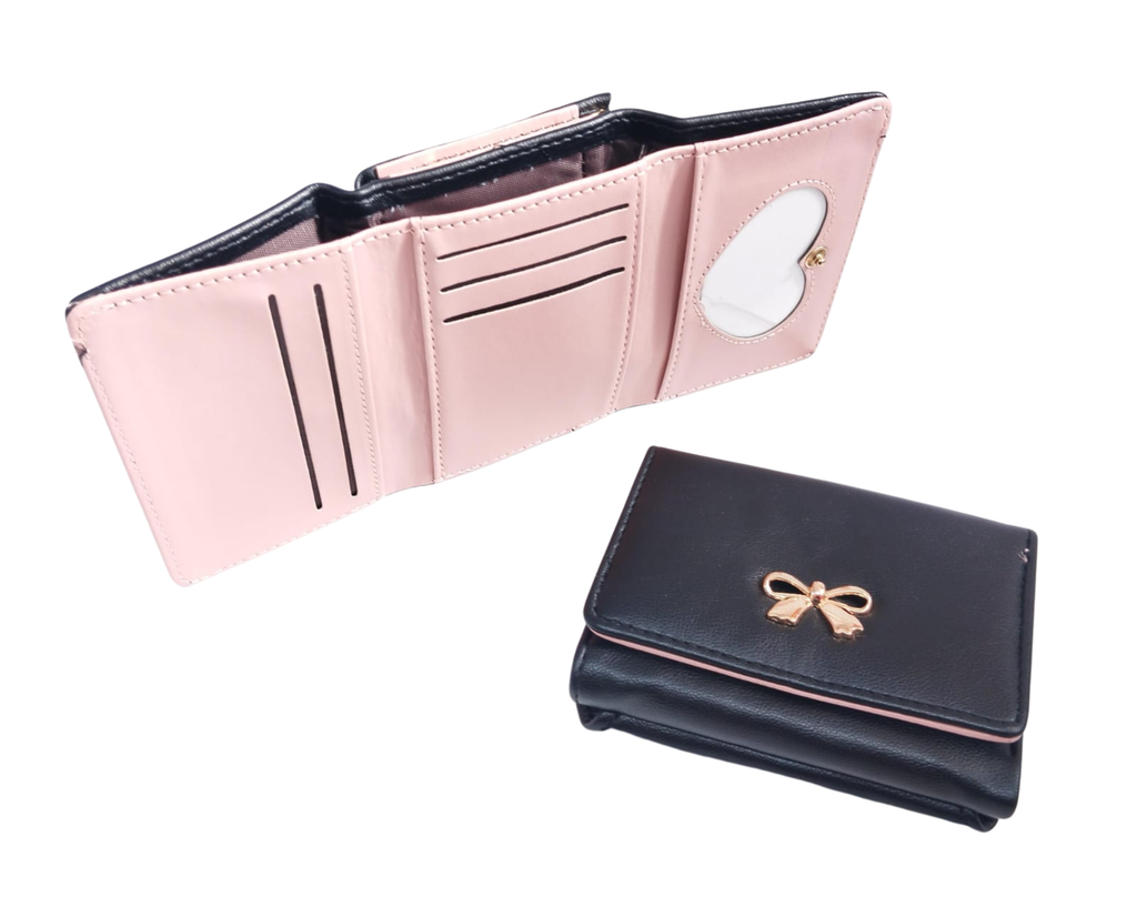 Cartera negra con broche de moñito dorado e interior rosa y corazón - Vinipiel