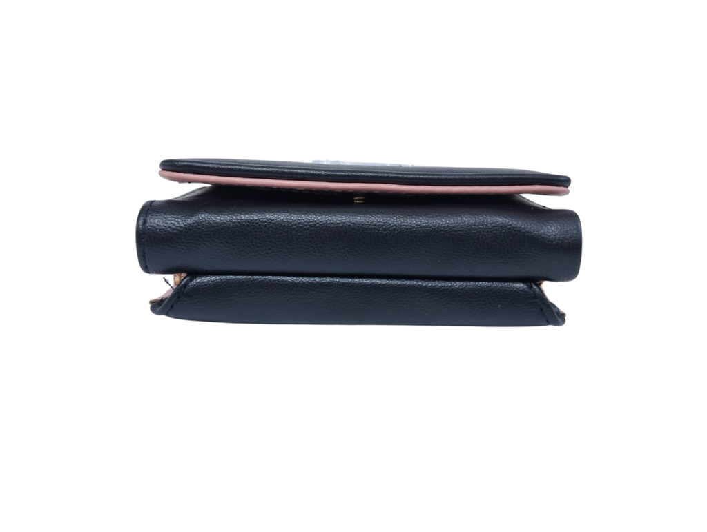 Cartera negra con broche de arcoíris e interior rosa y corazón - Vinipiel