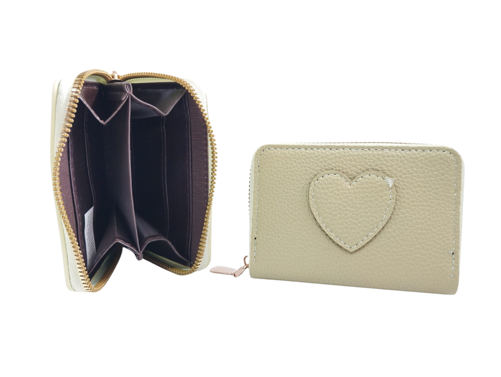 Cartera verde con textura y corazón al centro - Vinipiel