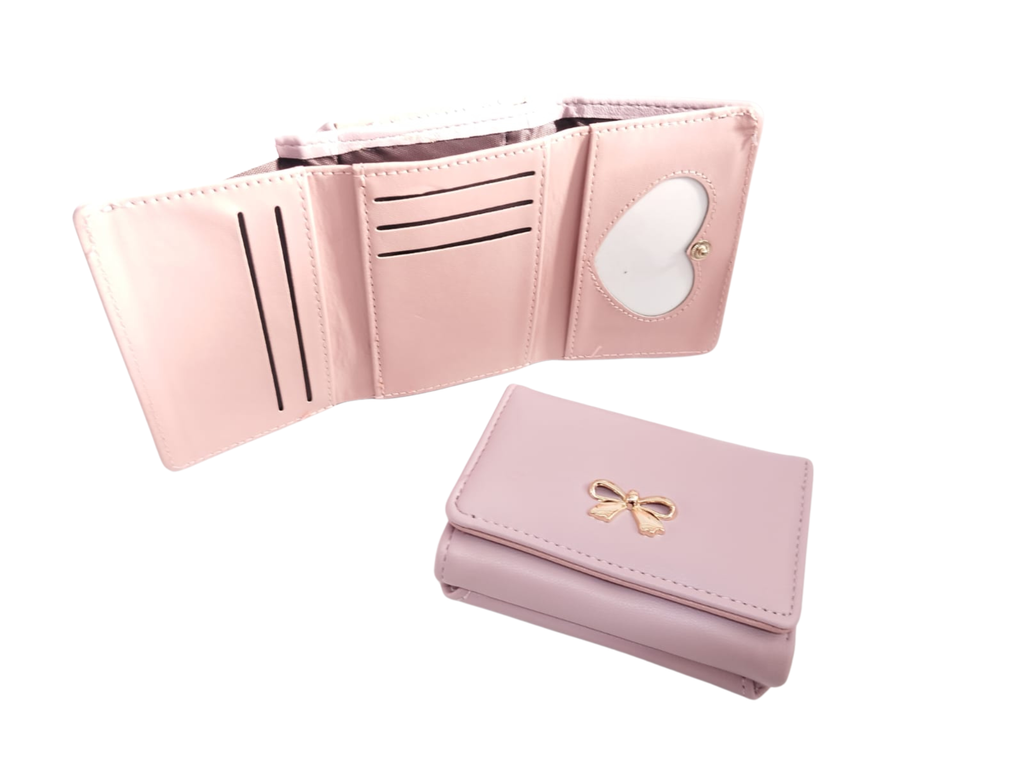 Cartera rosa con broche de moñito dorado e interior rosa y corazón - Vinipiel