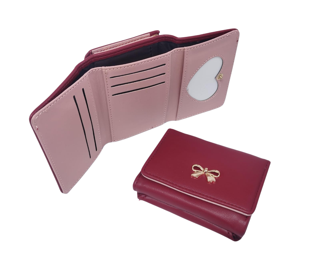 Cartera roja con broche de moñito dorado e interior rosa y corazón - Vinipiel