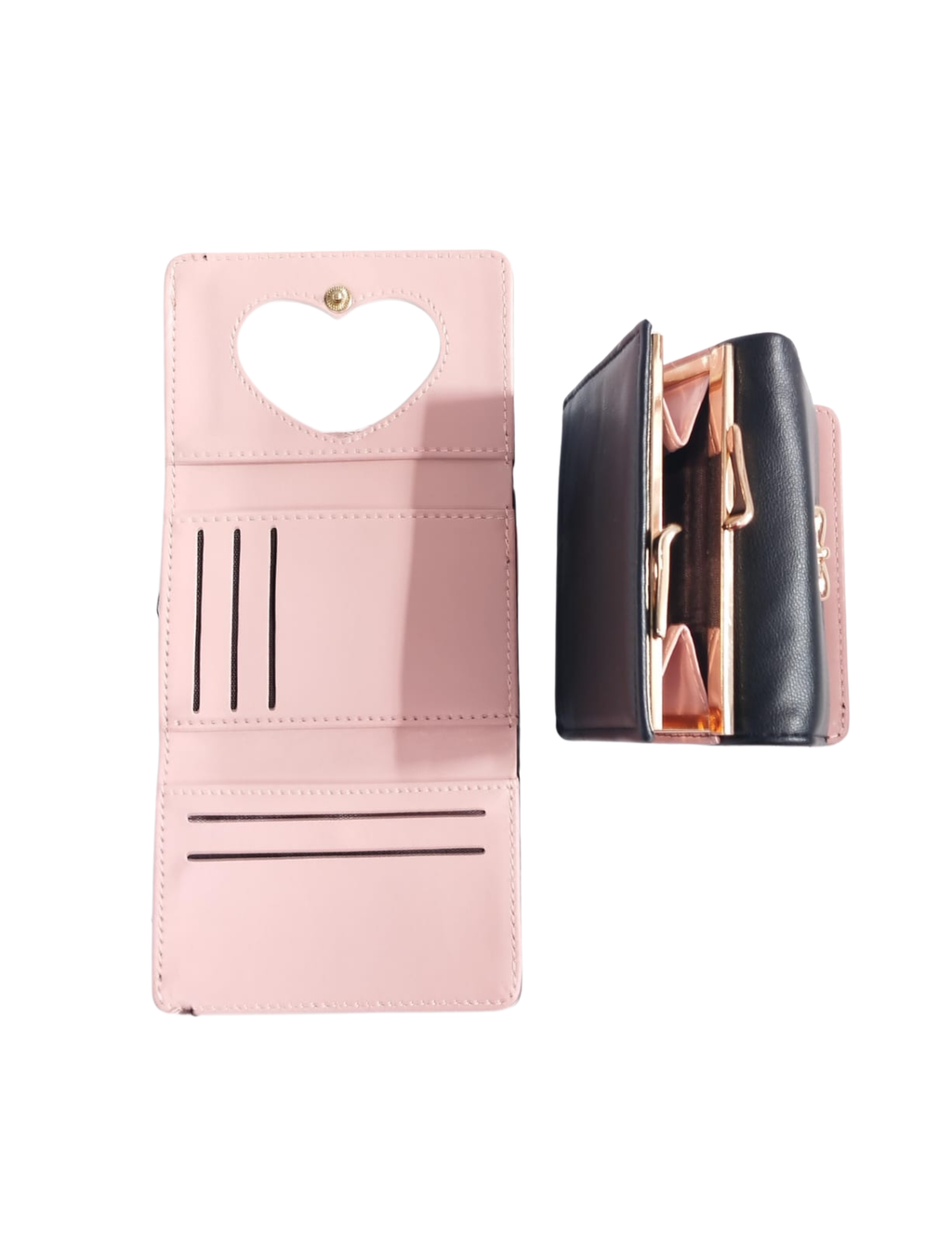 Cartera negra con broche de moñito dorado e interior rosa y corazón - Vinipiel