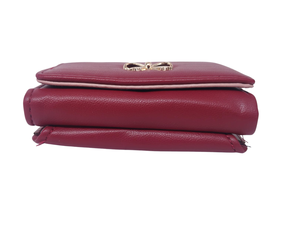 Cartera roja con broche de moñito dorado e interior rosa y corazón - Vinipiel
