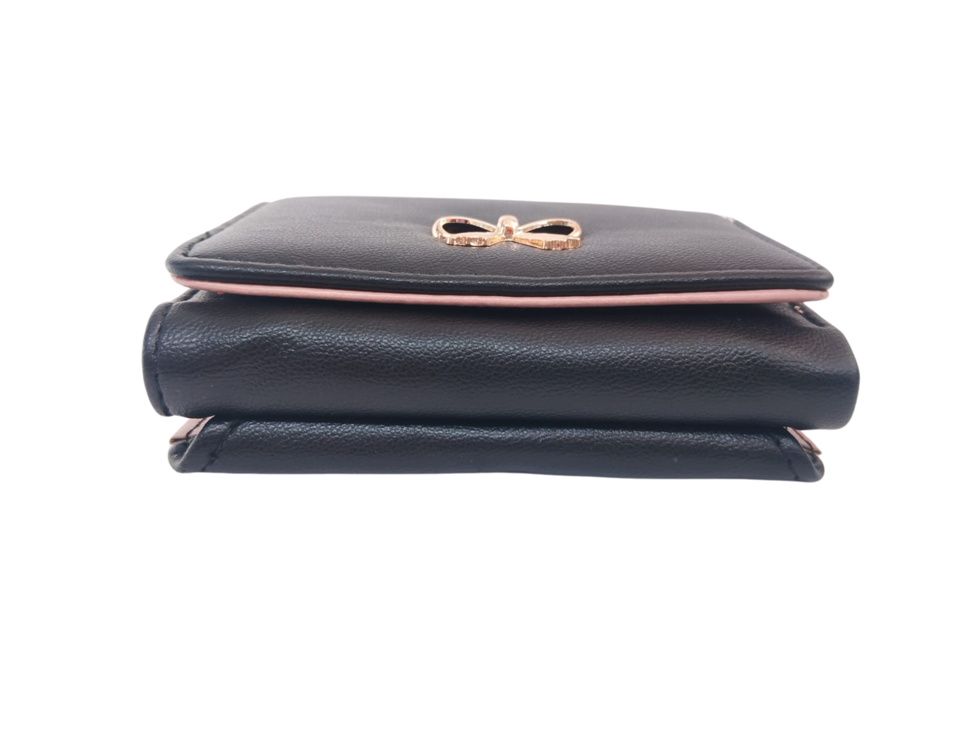 Cartera negra con broche de moñito dorado e interior rosa y corazón - Vinipiel