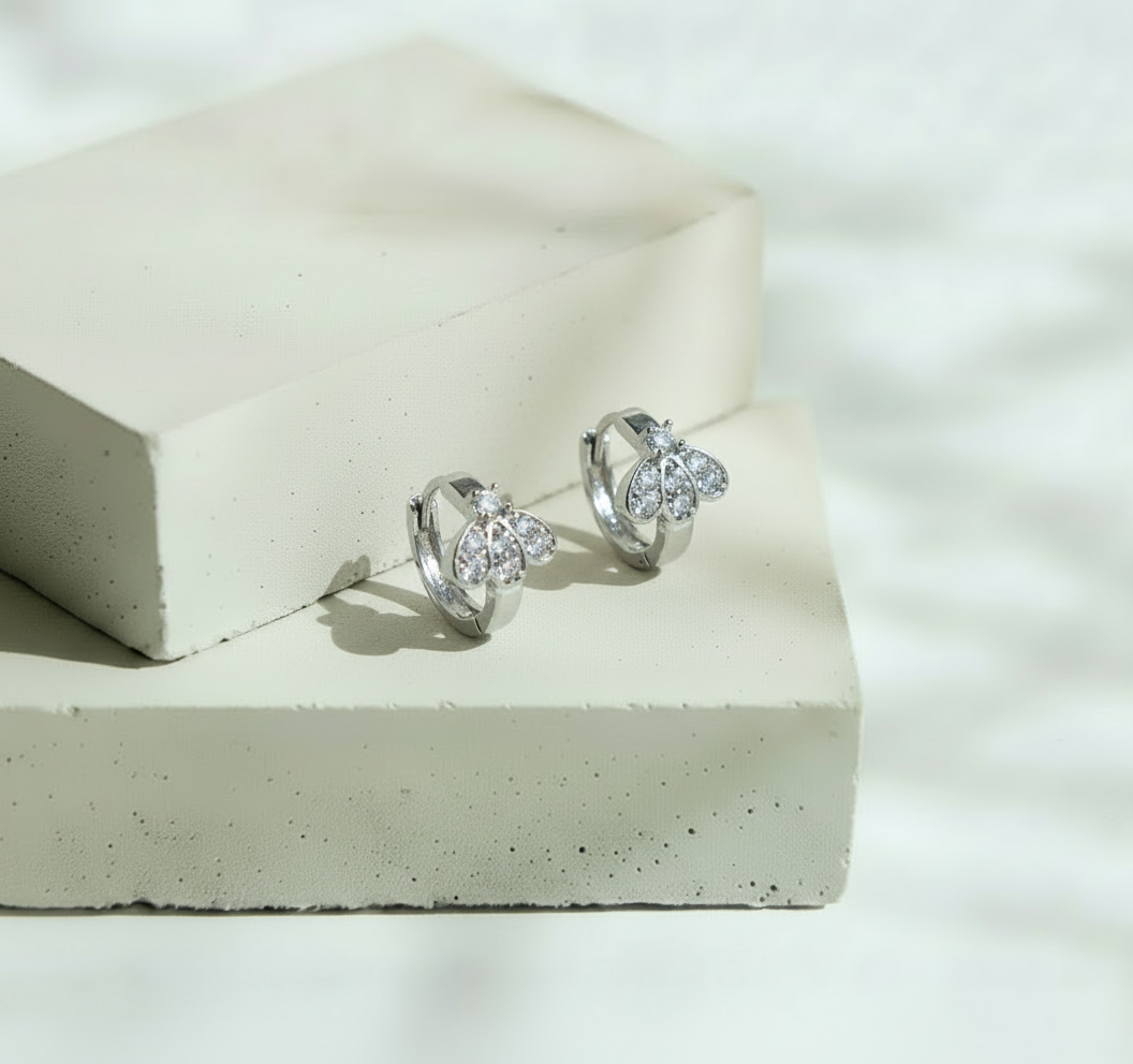 Huggie Plateada Abejita con Mini Brillos - Acero Inoxidable