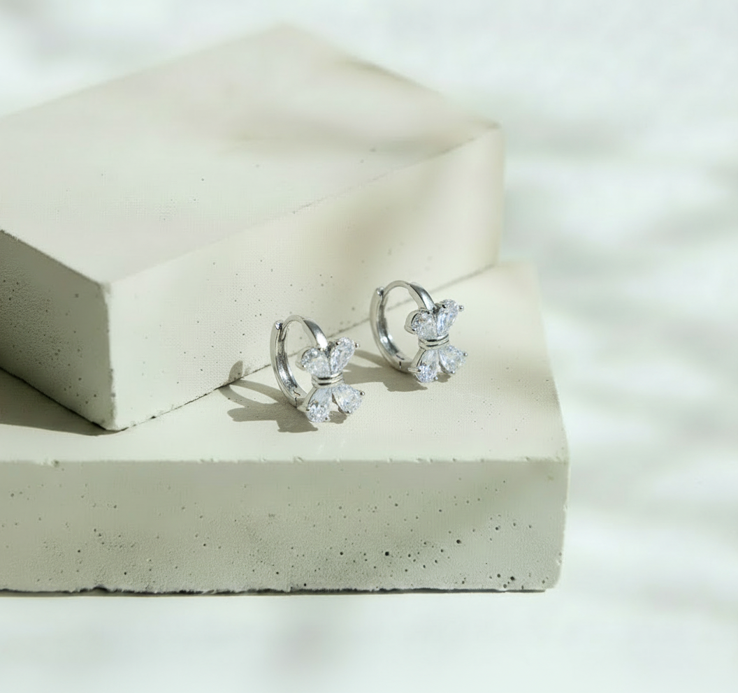 Huggie Plateada Moñito con Brillo - Acero Inoxidable