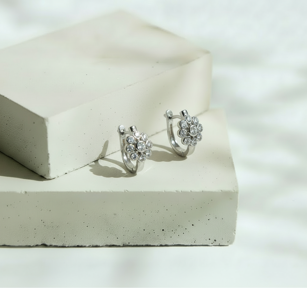Huggie Plateada Flor de Círculos con Mini Brillo - Acero Inoxidable
