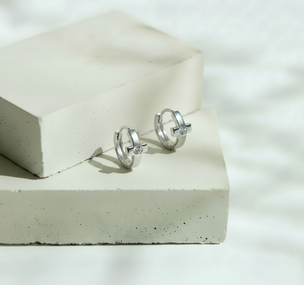 Huggie Plateada Cruz con Mini Brillo - Acero Inoxidable