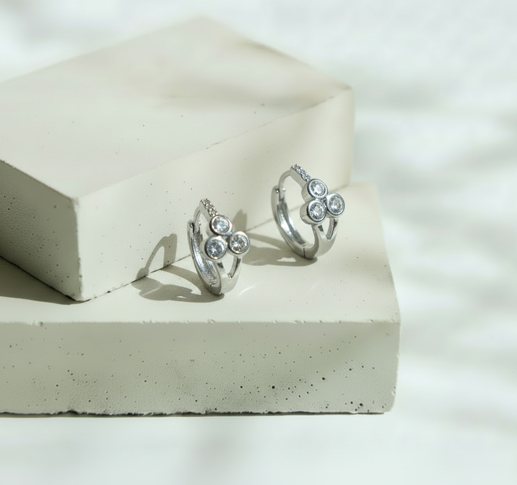 Huggie Plateada 3 Mini Brillos en Círculo - Acero Inoxidable