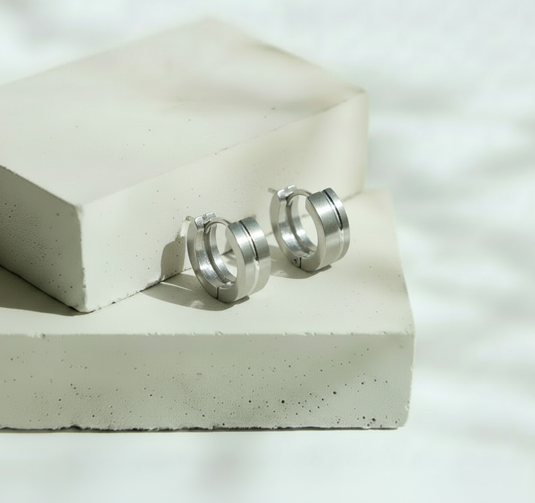 Huggie Plateada Línea Profunda al Centro - Acero Inoxidable