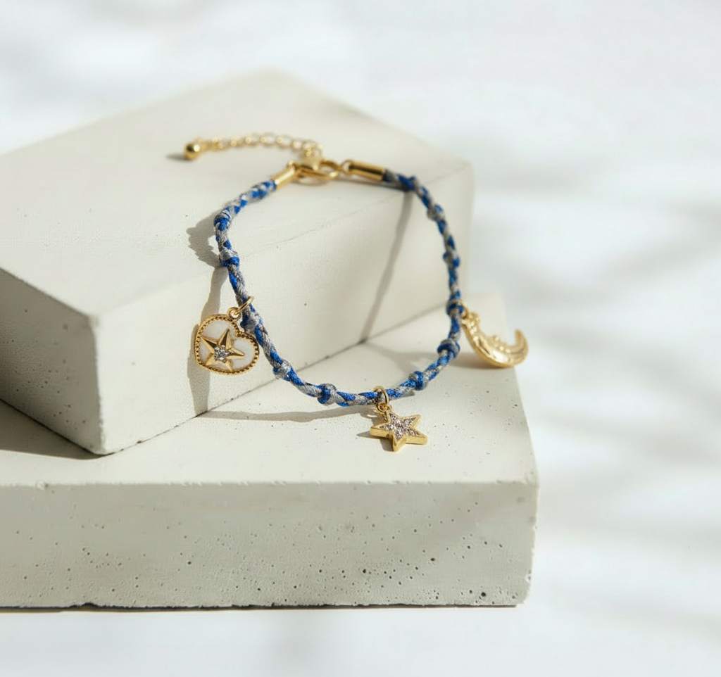 Pulsera Tejida en Tonos Azules con Dijes Dorados de Luna Sol y Corazón - Acero Inoxidable
