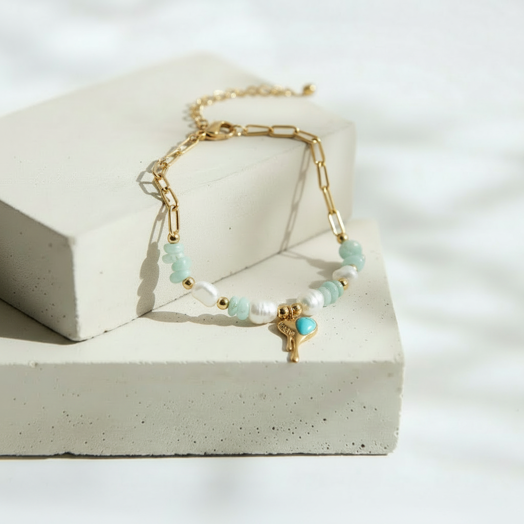 Pulsera de Piedras en tono Perla y Azul Suave con Dije de Corazón Dorado en Gota - Acero Inoxidable