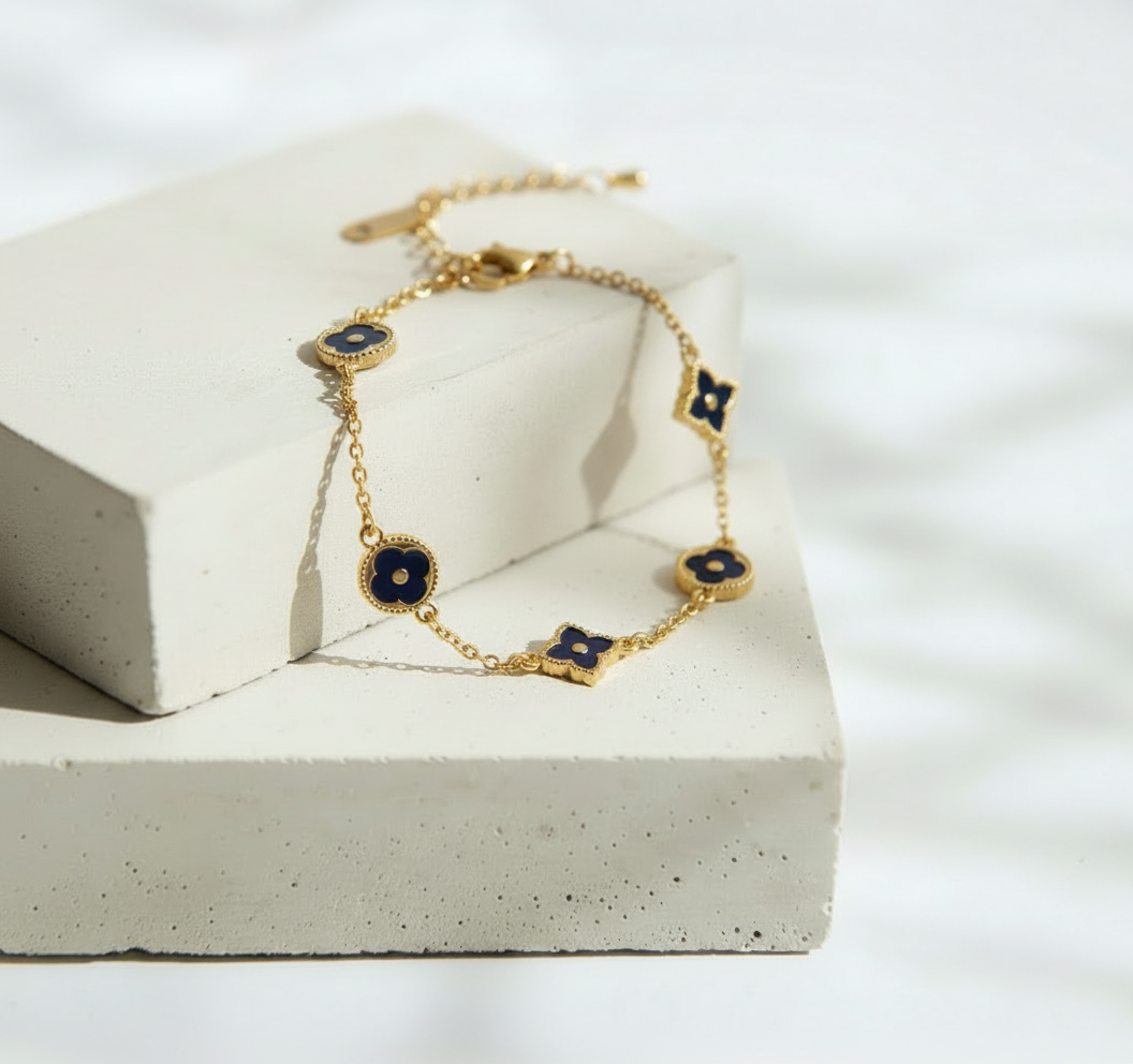 Pulsera de Cadena con Dijes de Flor Dorada de Cuatro Pétalos con Detalle Negro - Acero Inoxidable