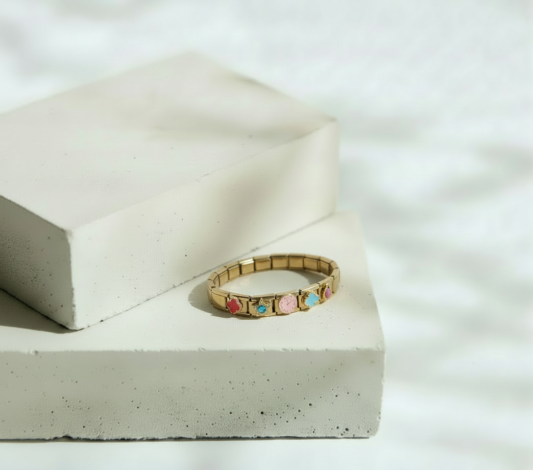 Pulsera Italiana Dorada con 5 Dijes Flor Roja y Azul, Estrella, Óvalo Morado y Reloj – Acero Inoxidable