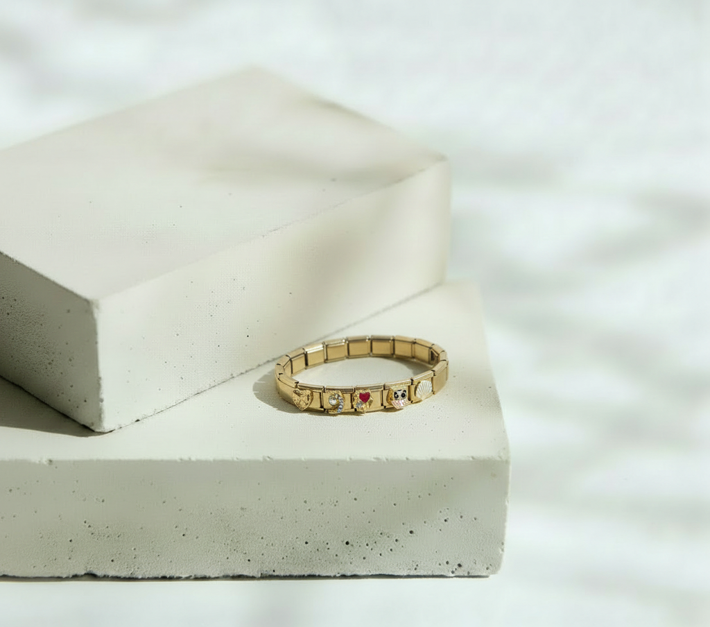 Pulsera Italiana Dorada con 5 Dijes Dos Corazones, Concha de Mar, Búho y Delfín – Acero Inoxidable