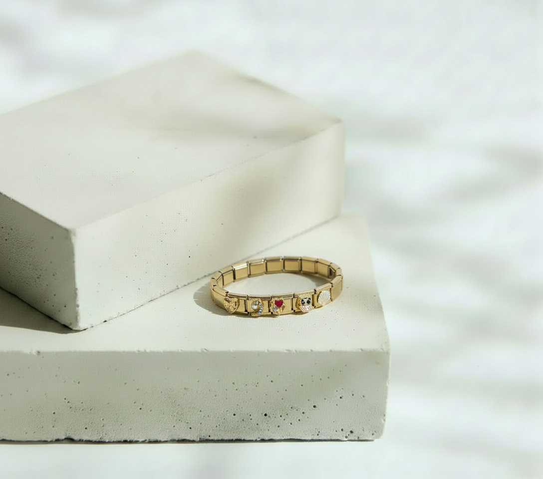 Pulsera Italiana Dorada con 5 Dijes Dos Corazones, Concha de Mar, Búho y Delfín – Acero Inoxidable