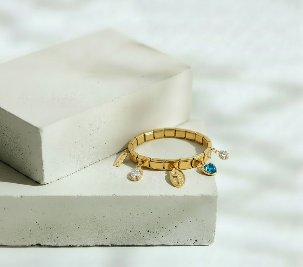 Pulsera Italiana Dorada con 5 Dijes Brillo Gota, Placa, Cruz, Corazón Azul y Brillo Circular – Acero Inoxidable