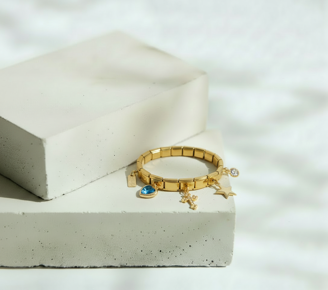 Pulsera Italiana Dorada con 5 Dijes Placa, Corazón Azul, Cruz de Brillos, Estrella Lisa y Brillo Circular – Acero Inoxidable