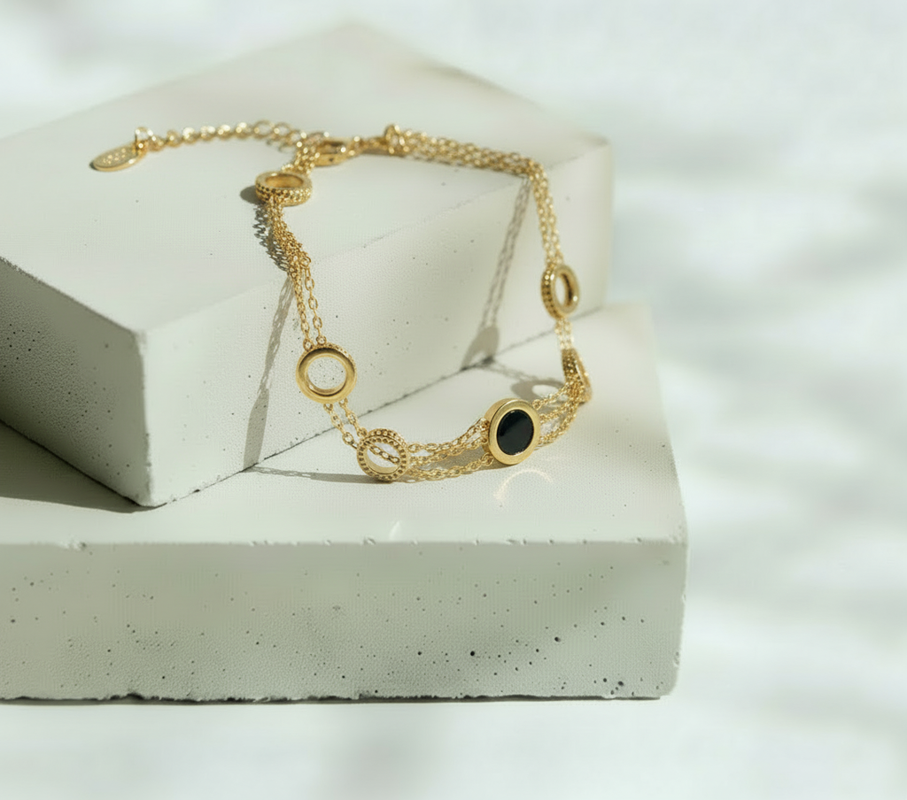Pulsera Dorada 4 Círculos Perforados y 1 Negro Liso - Acero Inoxidable