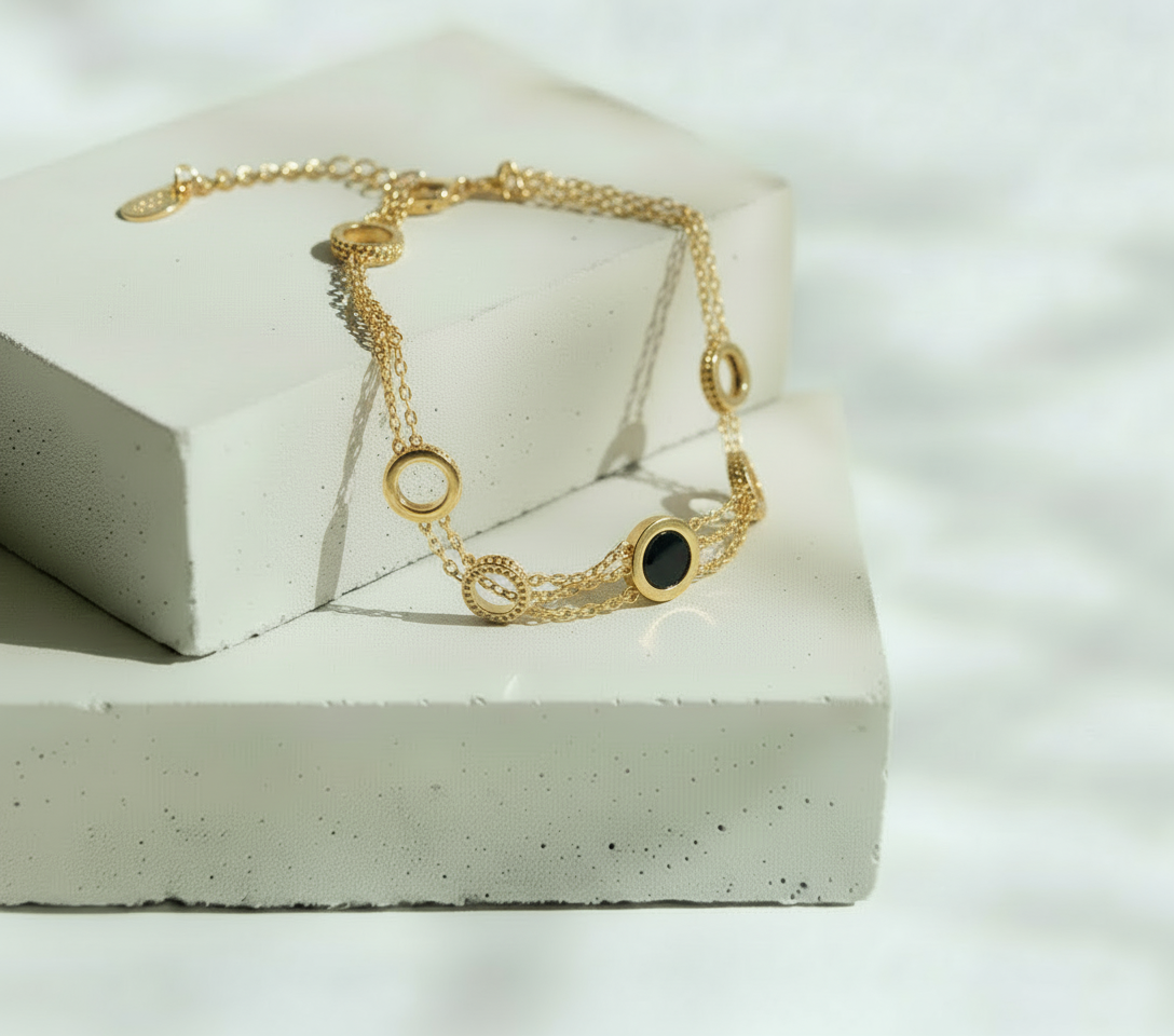 Pulsera Dorada 4 Círculos Perforados y 1 Negro Liso - Acero Inoxidable