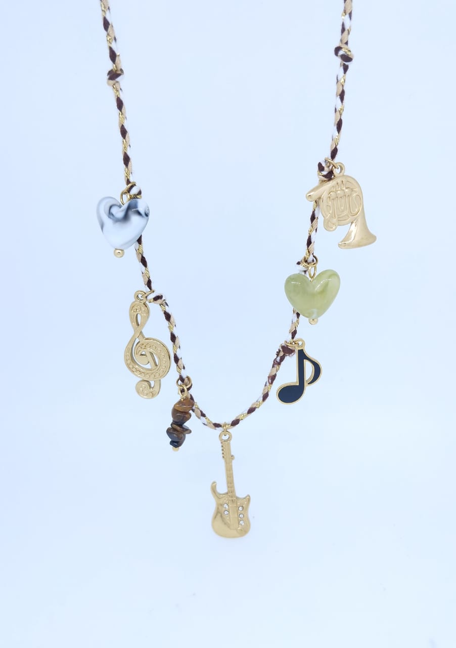 Collar con dijes colgantes