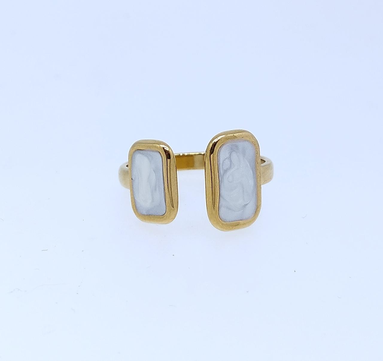 Anillo Acero 2 Cuadros fondo blanco color dorado, Unitalla