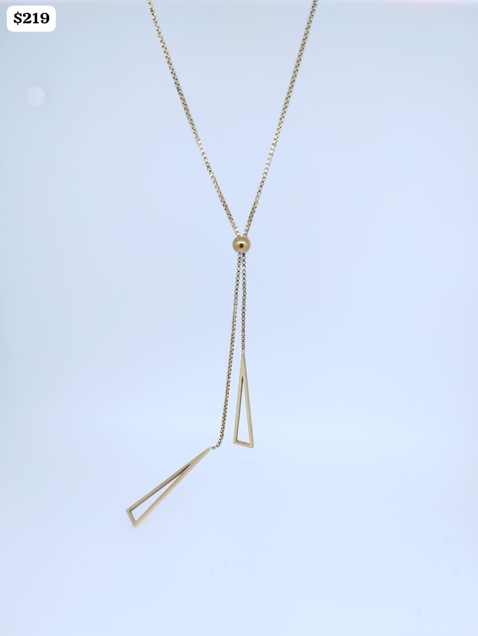 Cadenita Acero Color dorado tipo corbatero con 2 figuras de triangulo