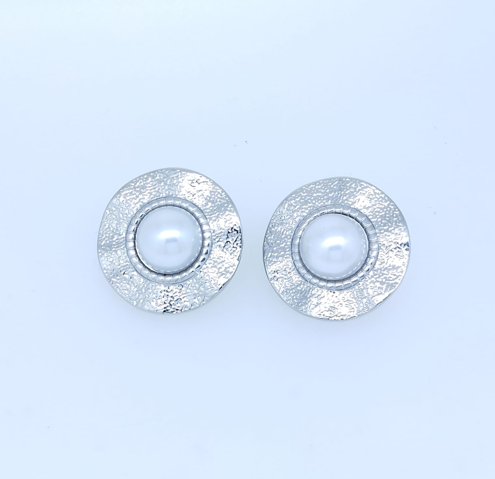 Arete Acero Color Plata Ondulado y Bolita color Perla al centro