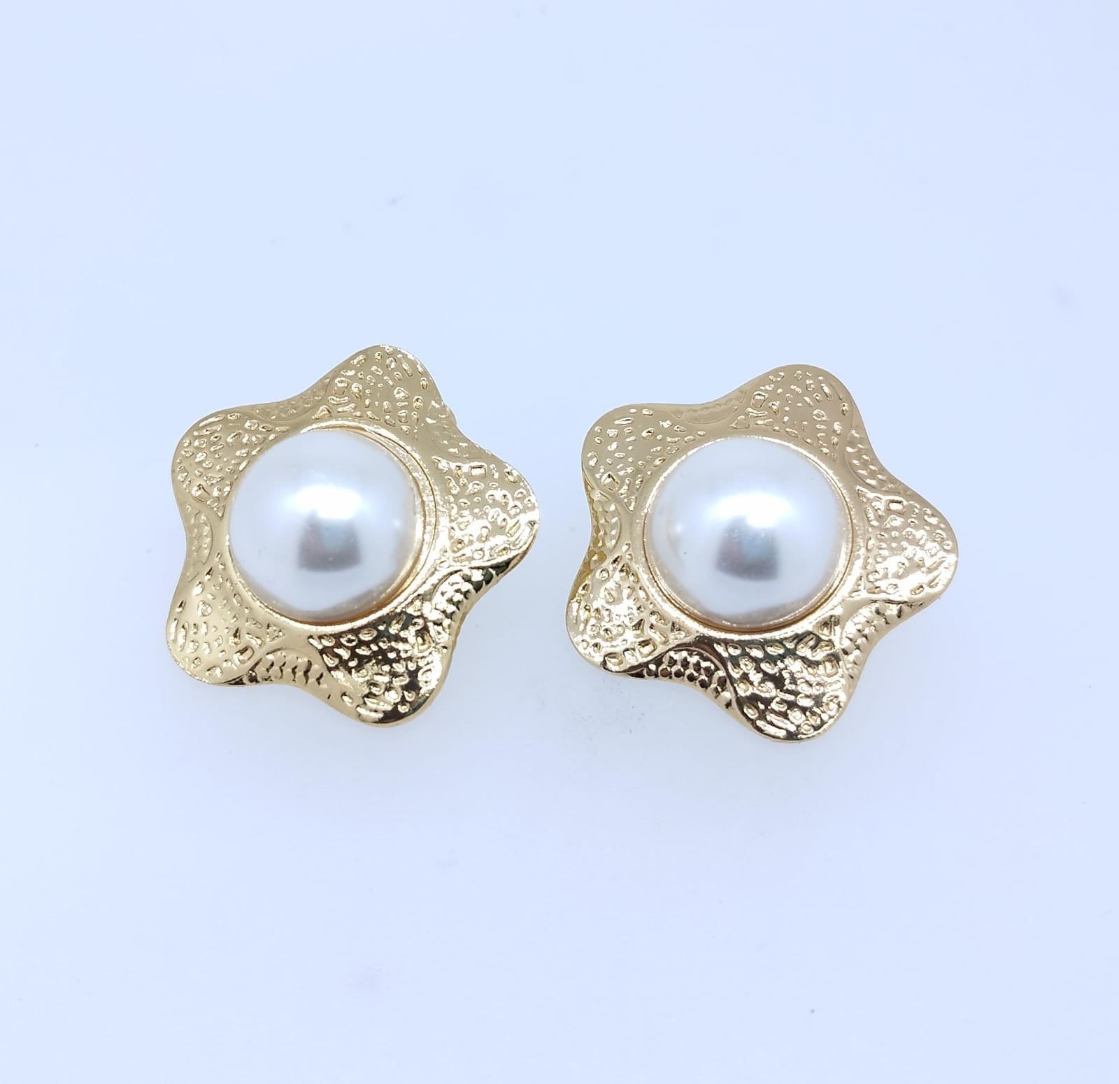 Arete Acero Dorado Figura de Flor con bolita color perla en medio