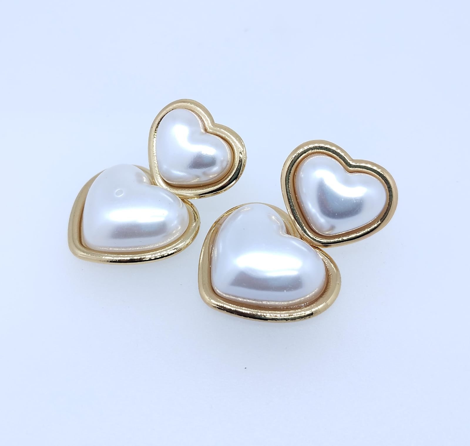 Arete Acero Dorado 2 Corazones color perla