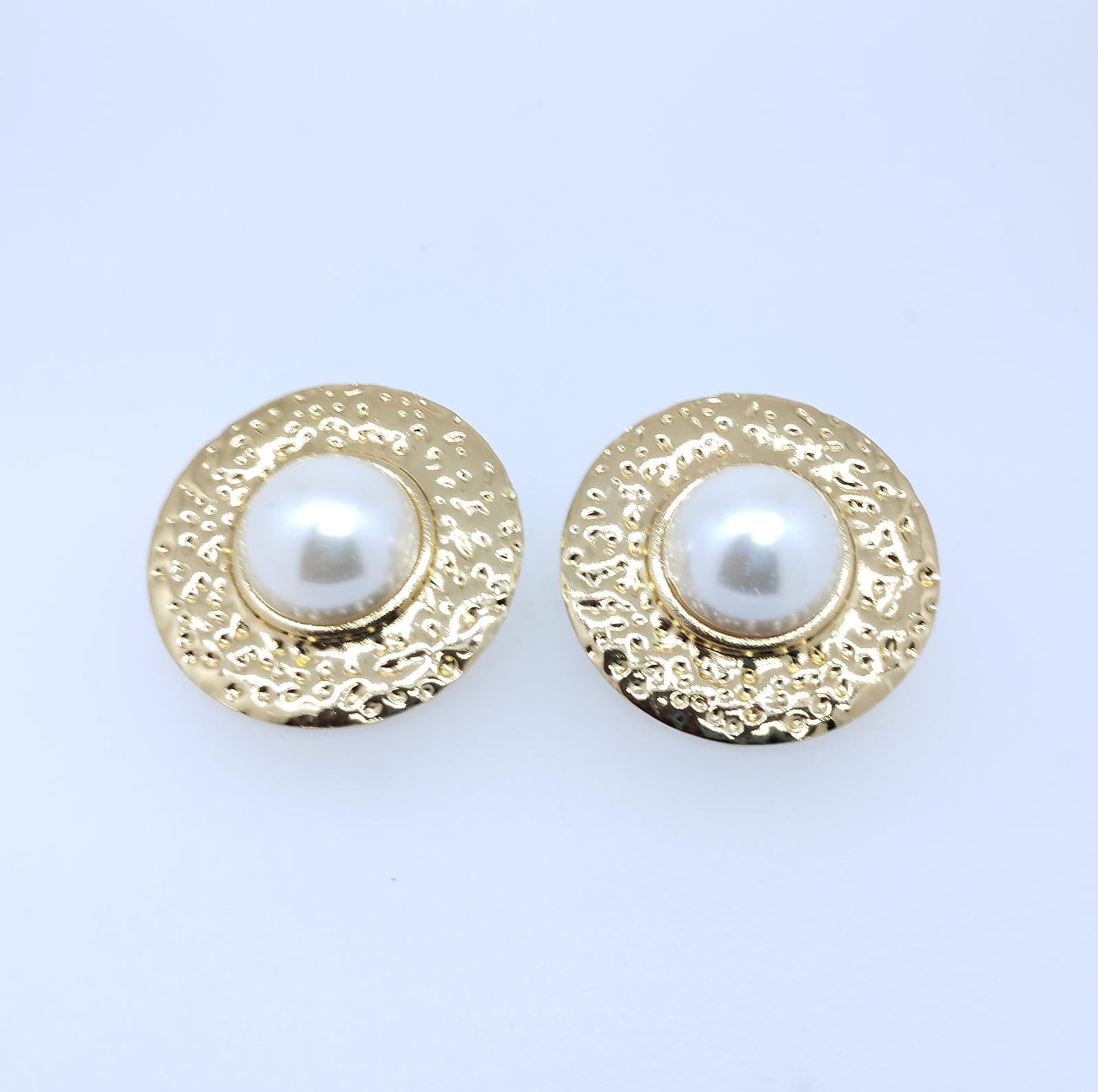 Arete Acero Dorado Circulo con Bola en medio color Perla