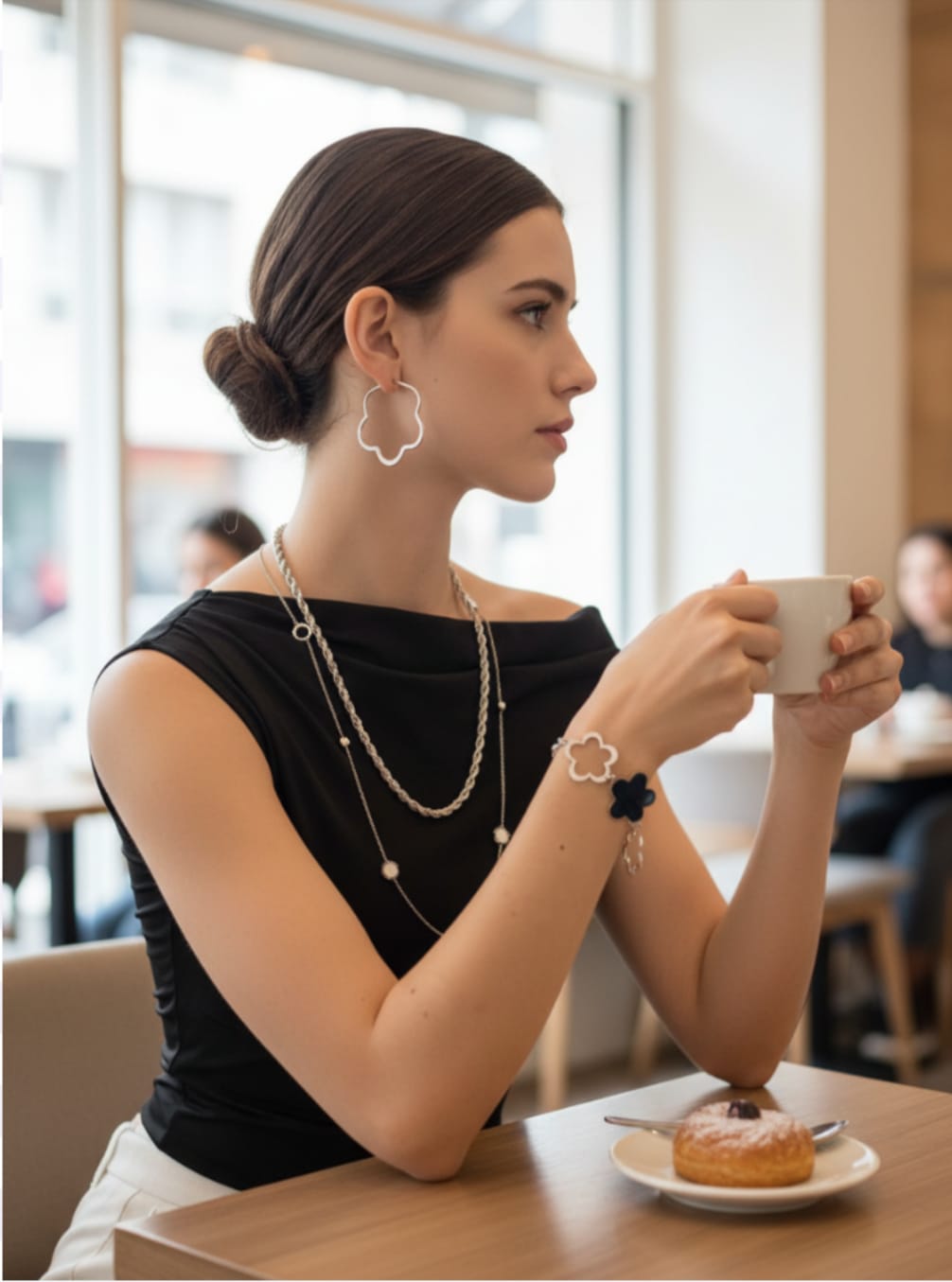 Collar Plateado con Dijes de Flor Blanca de Cinco Pétalos con Brillos - Acero Inoxidable